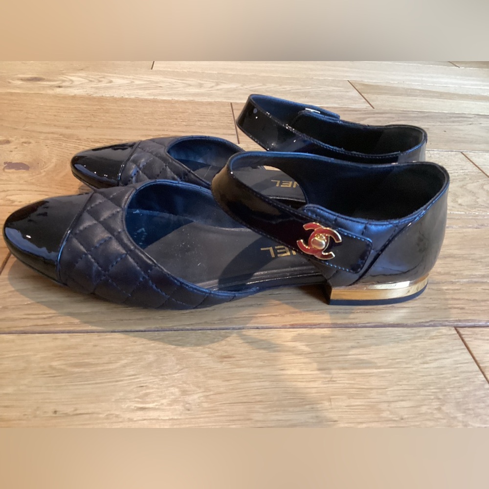 Chanel Black Patent leather turnlock gold CC flats Size US 7 EU 37 - Picture 15 of 16